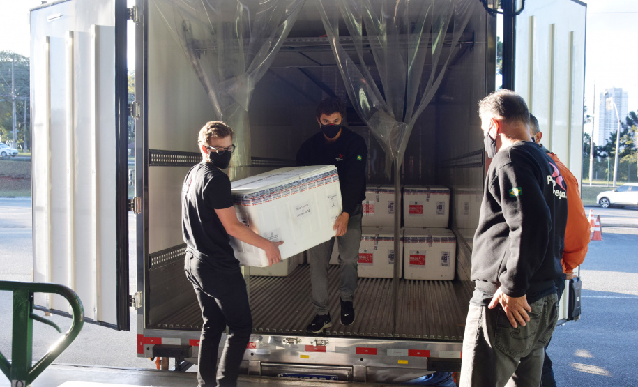 O Paraná recebeu nesta quinta-feira (13) mais 244,8 mil vacinas contra a Covid-19, sendo 118 mil doses da Covishield, produzida pela AstraZeneca e Fiocruz, além de 126.800 doses da CoronaVac, da parceria entre a Sinovac e o Instituto Butantan. Os imunizantes fazem parte da 19ª remessa de distribuição do Ministério da Saúde. - Curitiba, 13/05/2021 - Foto: Américo Antonio/SESA