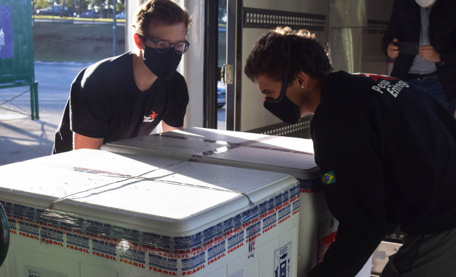 O Paraná recebeu nesta quinta-feira (13) mais 244,8 mil vacinas contra a Covid-19, sendo 118 mil doses da Covishield, produzida pela AstraZeneca e Fiocruz, além de 126.800 doses da CoronaVac, da parceria entre a Sinovac e o Instituto Butantan. Os imunizantes fazem parte da 19ª remessa de distribuição do Ministério da Saúde. - Curitiba, 13/05/2021 - Foto: Américo Antonio/SESA