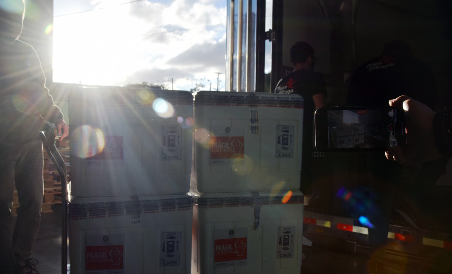 O Paraná recebeu nesta quinta-feira (13) mais 244,8 mil vacinas contra a Covid-19, sendo 118 mil doses da Covishield, produzida pela AstraZeneca e Fiocruz, além de 126.800 doses da CoronaVac, da parceria entre a Sinovac e o Instituto Butantan. Os imunizantes fazem parte da 19ª remessa de distribuição do Ministério da Saúde. - Curitiba, 13/05/2021 - Foto: Américo Antonio/SESA