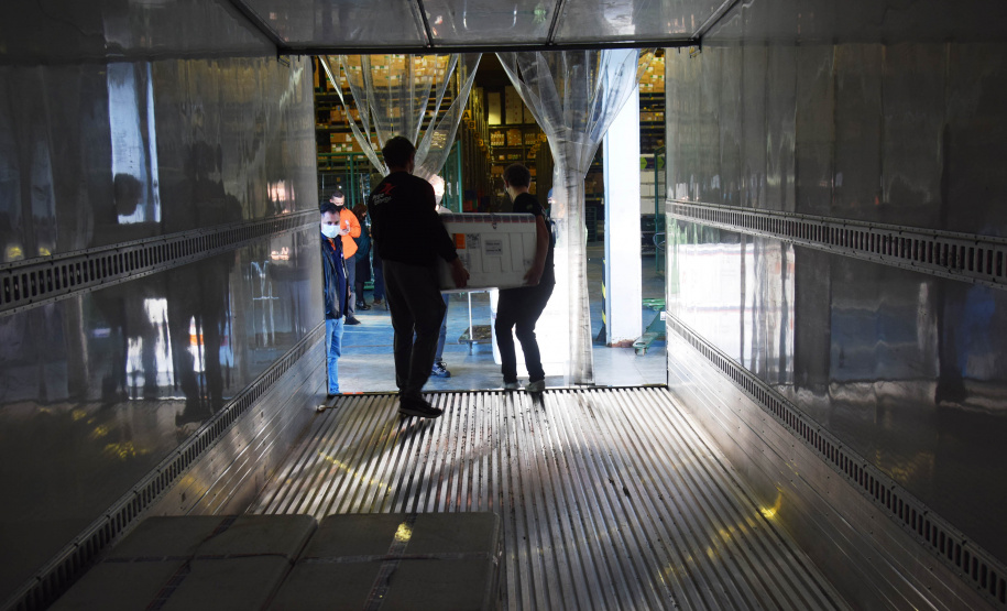 O Paraná recebeu nesta quinta-feira (13) mais 244,8 mil vacinas contra a Covid-19, sendo 118 mil doses da Covishield, produzida pela AstraZeneca e Fiocruz, além de 126.800 doses da CoronaVac, da parceria entre a Sinovac e o Instituto Butantan. Os imunizantes fazem parte da 19ª remessa de distribuição do Ministério da Saúde. - Curitiba, 13/05/2021 - Foto: Américo Antonio/SESA