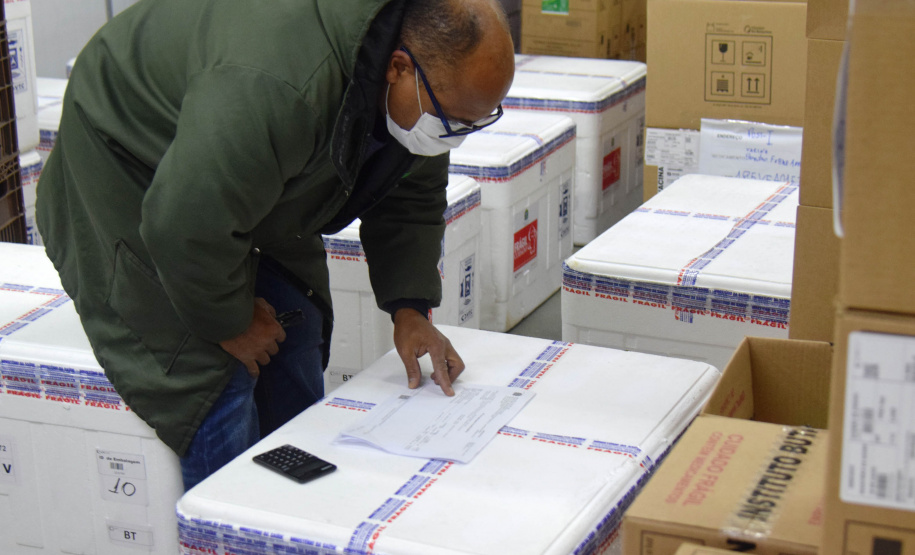 O Paraná recebeu nesta quinta-feira (13) mais 244,8 mil vacinas contra a Covid-19, sendo 118 mil doses da Covishield, produzida pela AstraZeneca e Fiocruz, além de 126.800 doses da CoronaVac, da parceria entre a Sinovac e o Instituto Butantan. Os imunizantes fazem parte da 19ª remessa de distribuição do Ministério da Saúde. - Curitiba, 13/05/2021 - Foto: Américo Antonio/SESA