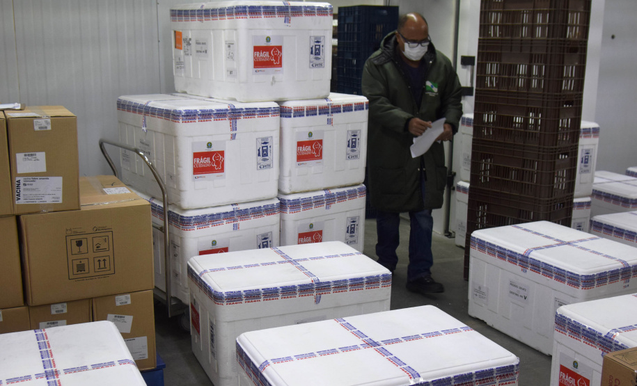 O Paraná recebeu nesta quinta-feira (13) mais 244,8 mil vacinas contra a Covid-19, sendo 118 mil doses da Covishield, produzida pela AstraZeneca e Fiocruz, além de 126.800 doses da CoronaVac, da parceria entre a Sinovac e o Instituto Butantan. Os imunizantes fazem parte da 19ª remessa de distribuição do Ministério da Saúde. - Curitiba, 13/05/2021 - Foto: Américo Antonio/SESA