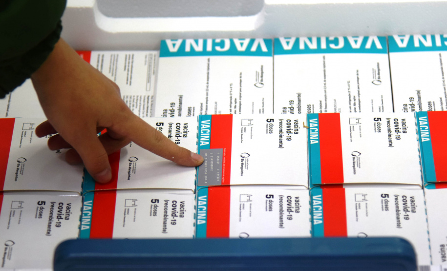 O Paraná recebeu nesta quinta-feira (13) mais 244,8 mil vacinas contra a Covid-19, sendo 118 mil doses da Covishield, produzida pela AstraZeneca e Fiocruz, além de 126.800 doses da CoronaVac, da parceria entre a Sinovac e o Instituto Butantan. Os imunizantes fazem parte da 19ª remessa de distribuição do Ministério da Saúde. - Curitiba, 13/05/2021 - Foto: Américo Antonio/SESA