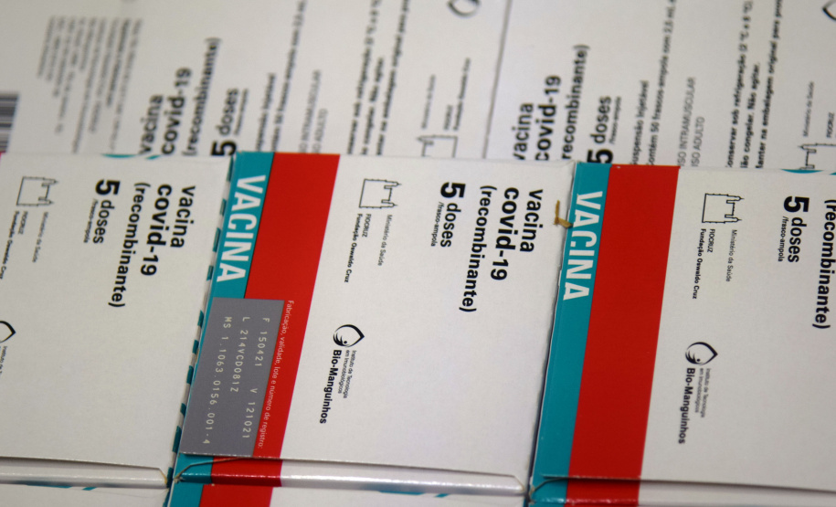 O Paraná recebeu nesta quinta-feira (13) mais 244,8 mil vacinas contra a Covid-19, sendo 118 mil doses da Covishield, produzida pela AstraZeneca e Fiocruz, além de 126.800 doses da CoronaVac, da parceria entre a Sinovac e o Instituto Butantan. Os imunizantes fazem parte da 19ª remessa de distribuição do Ministério da Saúde. - Curitiba, 13/05/2021 - Foto: Américo Antonio/SESA