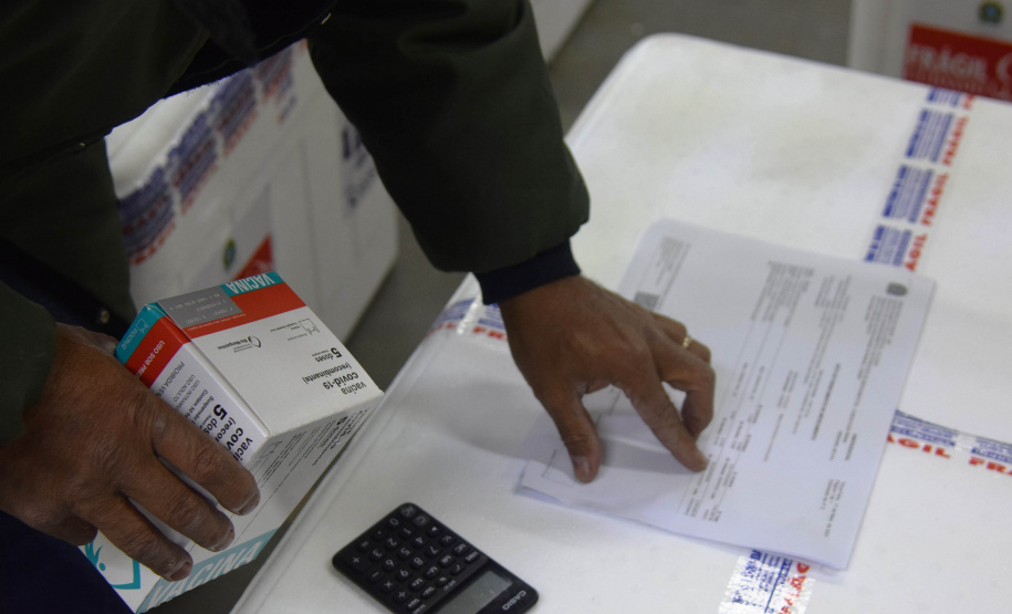 O Paraná recebeu nesta quinta-feira (13) mais 244,8 mil vacinas contra a Covid-19, sendo 118 mil doses da Covishield, produzida pela AstraZeneca e Fiocruz, além de 126.800 doses da CoronaVac, da parceria entre a Sinovac e o Instituto Butantan. Os imunizantes fazem parte da 19ª remessa de distribuição do Ministério da Saúde. - Curitiba, 13/05/2021 - Foto: Américo Antonio/SESA