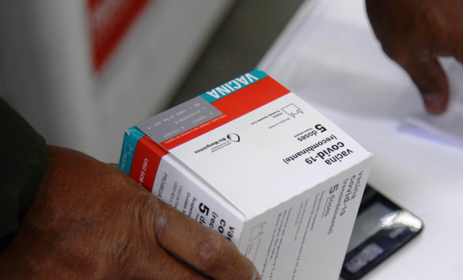 O Paraná recebeu nesta quinta-feira (13) mais 244,8 mil vacinas contra a Covid-19, sendo 118 mil doses da Covishield, produzida pela AstraZeneca e Fiocruz, além de 126.800 doses da CoronaVac, da parceria entre a Sinovac e o Instituto Butantan. Os imunizantes fazem parte da 19ª remessa de distribuição do Ministério da Saúde. - Curitiba, 13/05/2021 - Foto: Américo Antonio/SESA