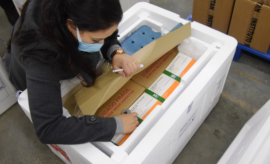 O Paraná recebeu nesta quinta-feira (13) mais 244,8 mil vacinas contra a Covid-19, sendo 118 mil doses da Covishield, produzida pela AstraZeneca e Fiocruz, além de 126.800 doses da CoronaVac, da parceria entre a Sinovac e o Instituto Butantan. Os imunizantes fazem parte da 19ª remessa de distribuição do Ministério da Saúde. - Curitiba, 13/05/2021 - Foto: Américo Antonio/SESA