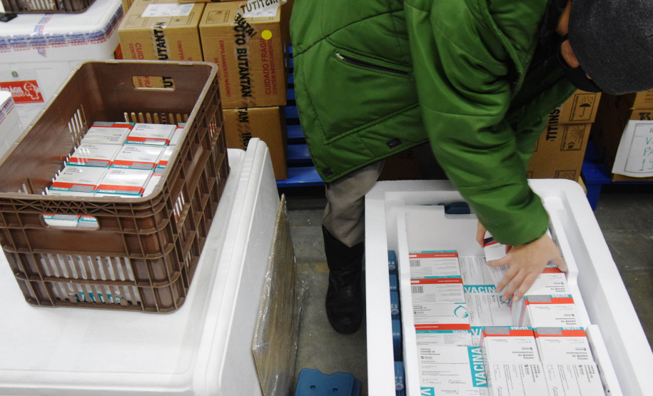 O Paraná recebeu nesta quinta-feira (13) mais 244,8 mil vacinas contra a Covid-19, sendo 118 mil doses da Covishield, produzida pela AstraZeneca e Fiocruz, além de 126.800 doses da CoronaVac, da parceria entre a Sinovac e o Instituto Butantan. Os imunizantes fazem parte da 19ª remessa de distribuição do Ministério da Saúde. - Curitiba, 13/05/2021 - Foto: Américo Antonio/SESA