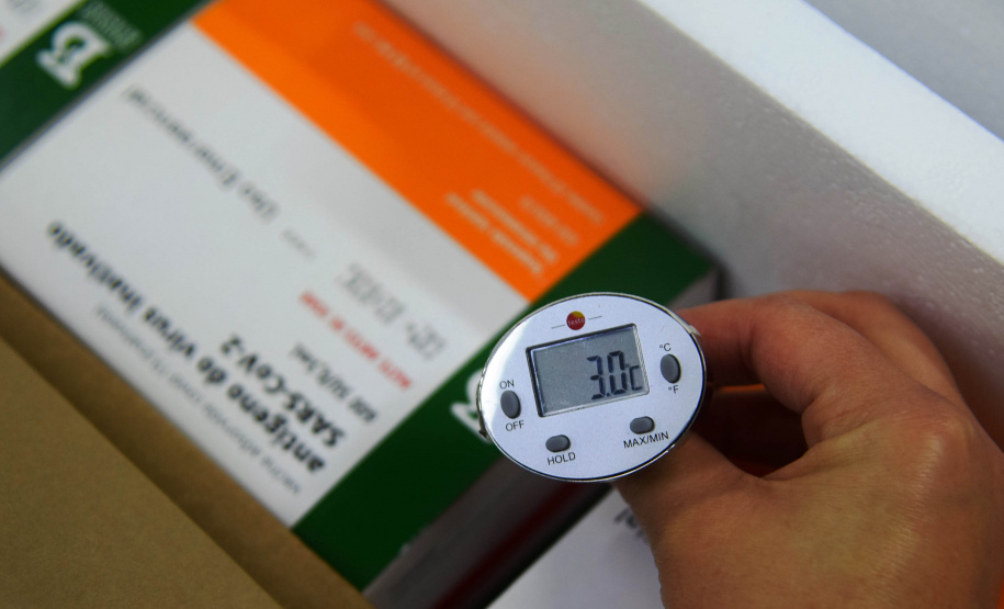 O Paraná recebeu nesta quinta-feira (13) mais 244,8 mil vacinas contra a Covid-19, sendo 118 mil doses da Covishield, produzida pela AstraZeneca e Fiocruz, além de 126.800 doses da CoronaVac, da parceria entre a Sinovac e o Instituto Butantan. Os imunizantes fazem parte da 19ª remessa de distribuição do Ministério da Saúde. - Curitiba, 13/05/2021 - Foto: Américo Antonio/SESA