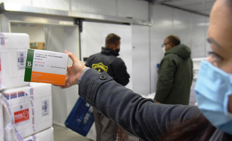 O Paraná recebeu nesta quinta-feira (13) mais 244,8 mil vacinas contra a Covid-19, sendo 118 mil doses da Covishield, produzida pela AstraZeneca e Fiocruz, além de 126.800 doses da CoronaVac, da parceria entre a Sinovac e o Instituto Butantan. Os imunizantes fazem parte da 19ª remessa de distribuição do Ministério da Saúde. - Curitiba, 13/05/2021 - Foto: Américo Antonio/SESA