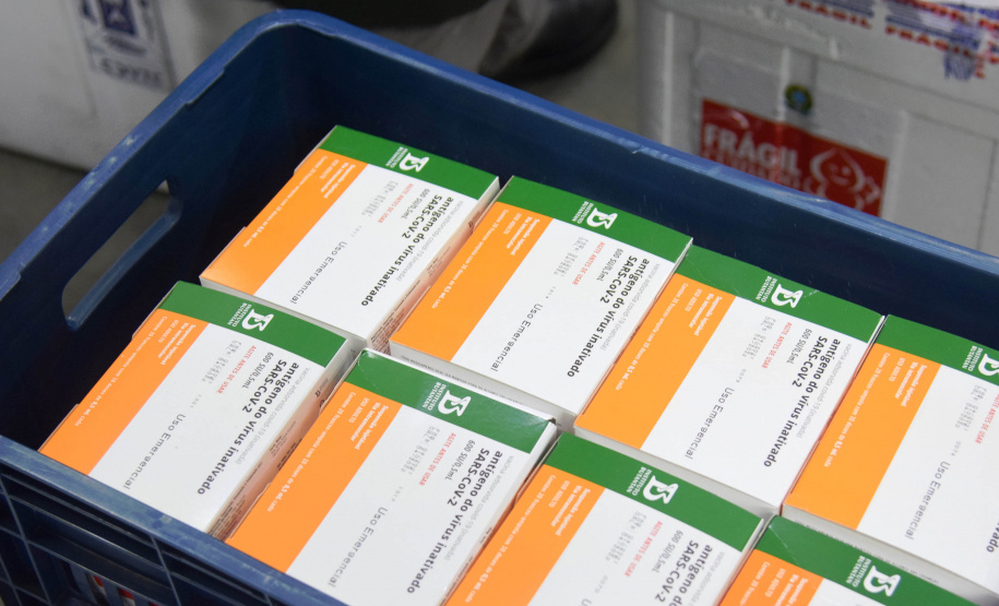 O Paraná recebeu nesta quinta-feira (13) mais 244,8 mil vacinas contra a Covid-19, sendo 118 mil doses da Covishield, produzida pela AstraZeneca e Fiocruz, além de 126.800 doses da CoronaVac, da parceria entre a Sinovac e o Instituto Butantan. Os imunizantes fazem parte da 19ª remessa de distribuição do Ministério da Saúde. - Curitiba, 13/05/2021 - Foto: Américo Antonio/SESA