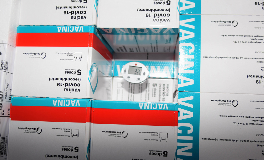 O Paraná recebeu nesta quinta-feira (13) mais 244,8 mil vacinas contra a Covid-19, sendo 118 mil doses da Covishield, produzida pela AstraZeneca e Fiocruz, além de 126.800 doses da CoronaVac, da parceria entre a Sinovac e o Instituto Butantan. Os imunizantes fazem parte da 19ª remessa de distribuição do Ministério da Saúde. - Curitiba, 13/05/2021 - Foto: Américo Antonio/SESA