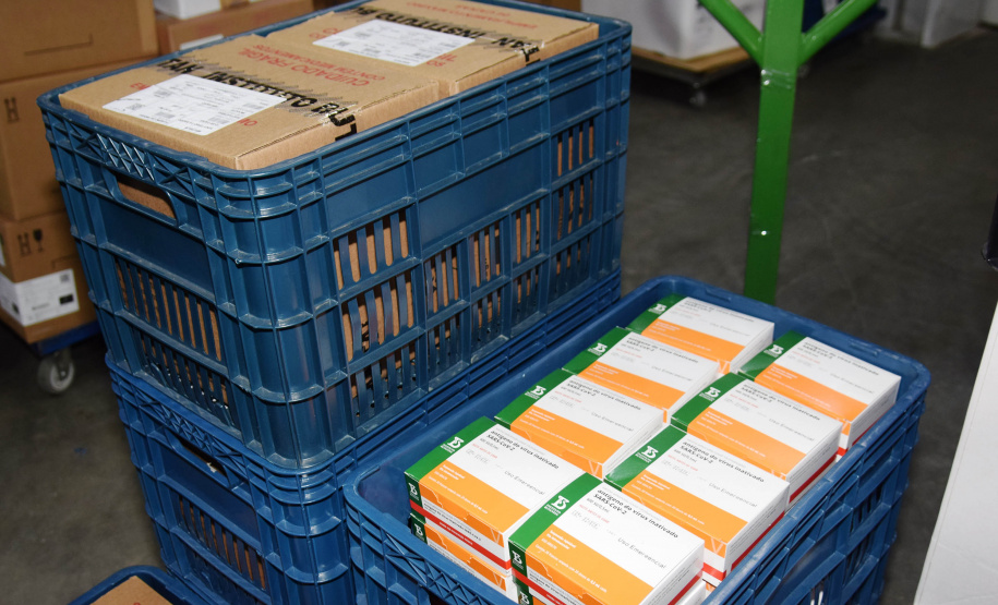 O Paraná recebeu nesta quinta-feira (13) mais 244,8 mil vacinas contra a Covid-19, sendo 118 mil doses da Covishield, produzida pela AstraZeneca e Fiocruz, além de 126.800 doses da CoronaVac, da parceria entre a Sinovac e o Instituto Butantan. Os imunizantes fazem parte da 19ª remessa de distribuição do Ministério da Saúde. - Curitiba, 13/05/2021 - Foto: Américo Antonio/SESA