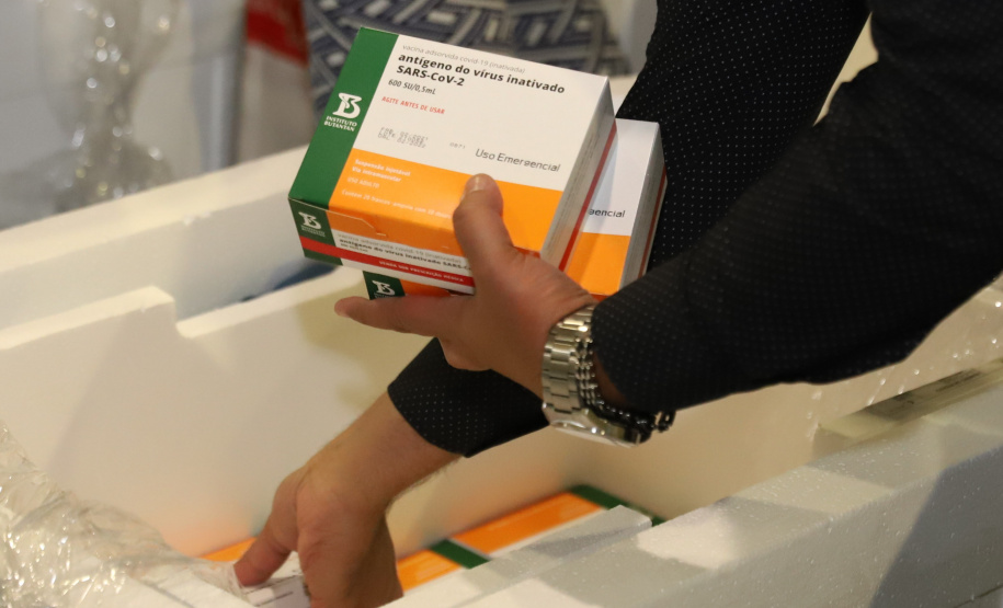 Vacina Covid O Paraná recebe mais 148,6 mil doses do imunizante CoronaVac para continuar a vacinação contra a Covid-19 no estado. O lote enviado pelo Ministério da Saúde chegou no início da noite no Centro de Medicamentos do Paraná (Cemepar), em Curitiba.09/03/2021. Foto: Geraldo Bubniak/AEN