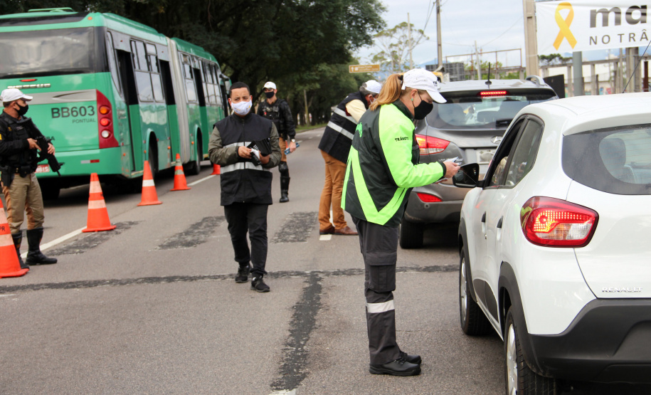 13-05-2021 Blitz educativa em alusão ao Maio Amarelo. Curitiba, 13 de maio de 2021. Blitz educativa em alusão ao Maio Amarelo.