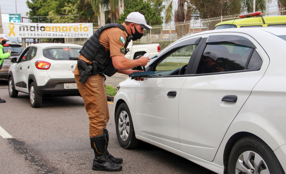 13-05-2021 Blitz educativa em alusão ao Maio Amarelo. Curitiba, 13 de maio de 2021. Blitz educativa em alusão ao Maio Amarelo.