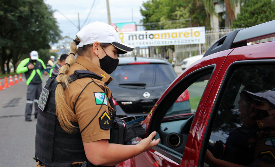 13-05-2021 Blitz educativa em alusão ao Maio Amarelo. Curitiba, 13 de maio de 2021. Blitz educativa em alusão ao Maio Amarelo.