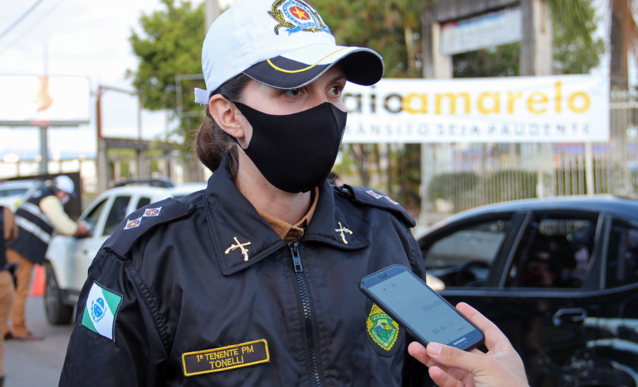 13-05-2021 Blitz educativa em alusão ao Maio Amarelo. Curitiba, 13 de maio de 2021. Blitz educativa em alusão ao Maio Amarelo. Foto: 1º Ten QOPM Mayra Jaqueline Tonelli, do BPTran.