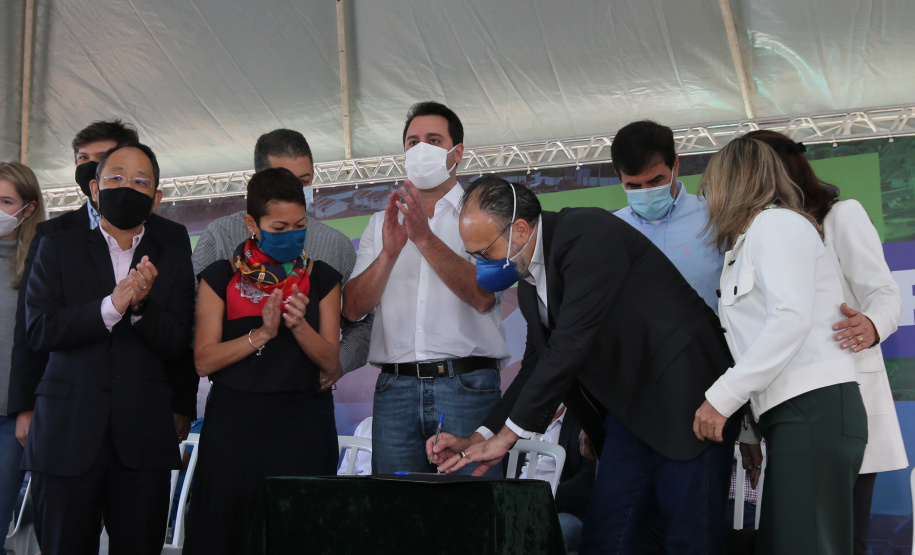 O governador Carlos Massa Ratinho Junior libera novos recursos para Londrina nesta sexta-feira (14), além de visitar as obras de construção da Cidade Industrial, que conta com investimento do Estado. Entre as iniciativas está a construção de um Condomínio do Idoso no município, dentro do programa Viver Mais Paraná.   14/05/2021 - Foto: Geraldo Bubniak/AEN