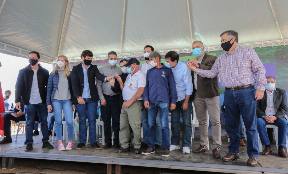 O governador Carlos Massa Ratinho Junior libera novos recursos para Londrina nesta sexta-feira (14), além de visitar as obras de construção da Cidade Industrial, que conta com investimento do Estado. Entre as iniciativas está a construção de um Condomínio do Idoso no município, dentro do programa Viver Mais Paraná.   14/05/2021 - Foto: Geraldo Bubniak/AEN