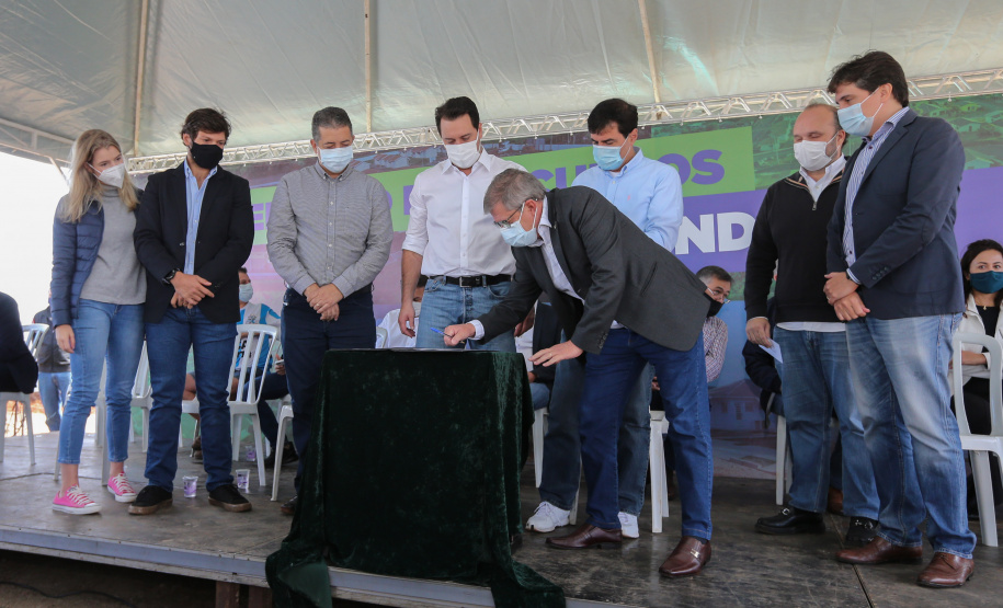 O governador Carlos Massa Ratinho Junior libera novos recursos para Londrina nesta sexta-feira (14), além de visitar as obras de construção da Cidade Industrial, que conta com investimento do Estado. Entre as iniciativas está a construção de um Condomínio do Idoso no município, dentro do programa Viver Mais Paraná.   14/05/2021 - Foto: Geraldo Bubniak/AEN