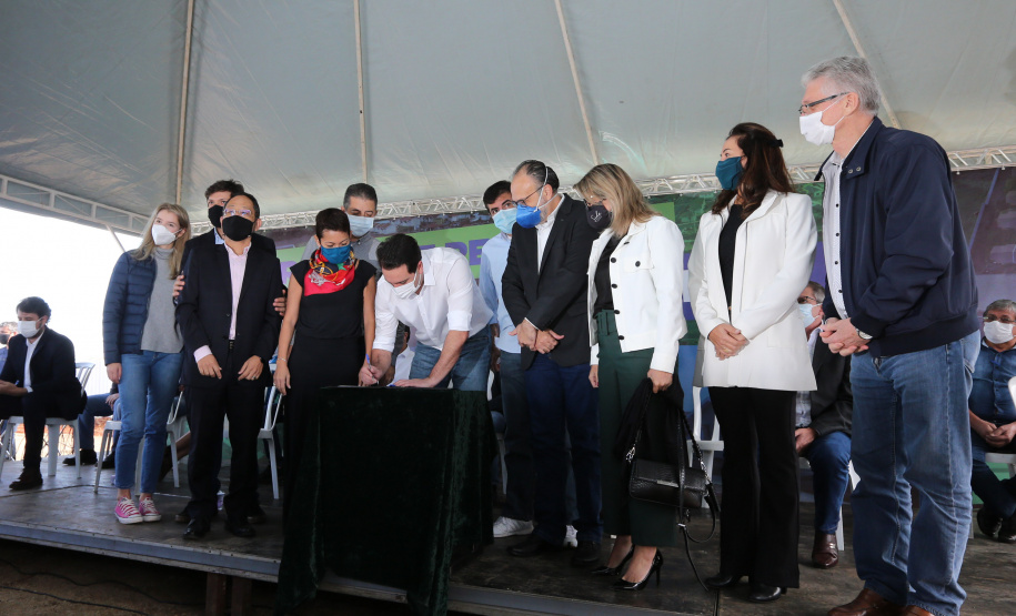 CILON O governador Carlos Massa Ratinho Junior libera novos recursos para Londrina nesta sexta-feira (14), além de visitar as obras de construção da Cidade Industrial, que conta com investimento do Estado. Entre as iniciativas está a construção de um Condomínio do Idoso no município, dentro do programa Viver Mais Paraná. 14/05/2021 - Foto: Geraldo Bubniak/AEN