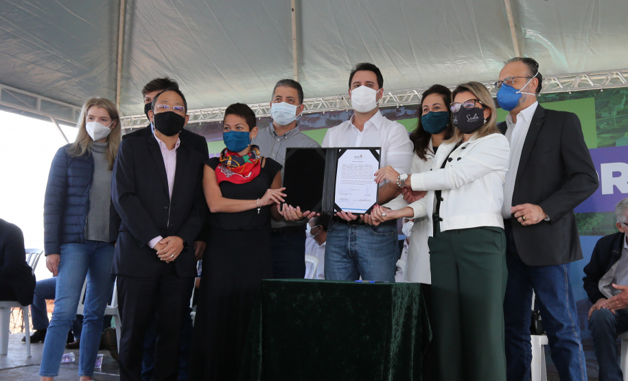 CILON O governador Carlos Massa Ratinho Junior libera novos recursos para Londrina nesta sexta-feira (14), além de visitar as obras de construção da Cidade Industrial, que conta com investimento do Estado. Entre as iniciativas está a construção de um Condomínio do Idoso no município, dentro do programa Viver Mais Paraná. 14/05/2021 - Foto: Geraldo Bubniak/AEN