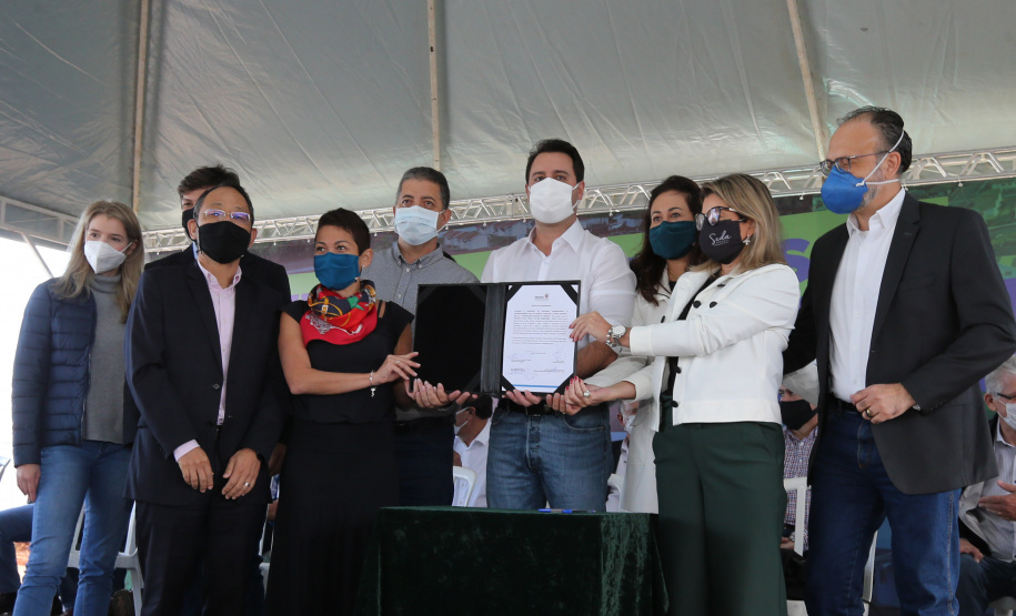 CILON O governador Carlos Massa Ratinho Junior libera novos recursos para Londrina nesta sexta-feira (14), além de visitar as obras de construção da Cidade Industrial, que conta com investimento do Estado. Entre as iniciativas está a construção de um Condomínio do Idoso no município, dentro do programa Viver Mais Paraná. 14/05/2021 - Foto: Geraldo Bubniak/AEN