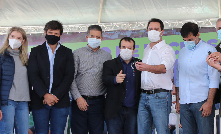 CILON O governador Carlos Massa Ratinho Junior libera novos recursos para Londrina nesta sexta-feira (14), além de visitar as obras de construção da Cidade Industrial, que conta com investimento do Estado. Entre as iniciativas está a construção de um Condomínio do Idoso no município, dentro do programa Viver Mais Paraná. 14/05/2021 - Foto: Geraldo Bubniak/AEN