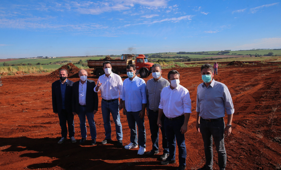 CILON O governador Carlos Massa Ratinho Junior libera novos recursos para Londrina nesta sexta-feira (14), além de visitar as obras de construção da Cidade Industrial, que conta com investimento do Estado. Entre as iniciativas está a construção de um Condomínio do Idoso no município, dentro do programa Viver Mais Paraná. 14/05/2021 - Foto: Geraldo Bubniak/AEN