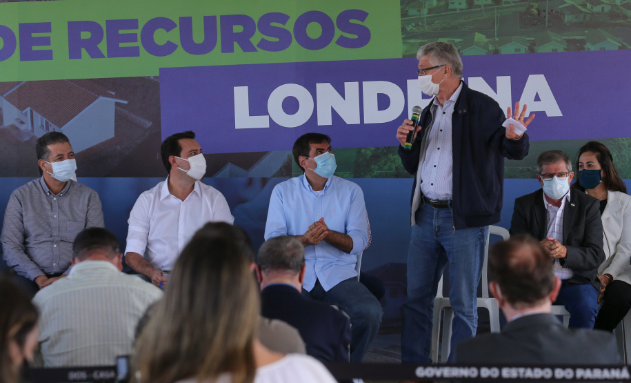 CILON O governador Carlos Massa Ratinho Junior libera novos recursos para Londrina nesta sexta-feira (14), além de visitar as obras de construção da Cidade Industrial, que conta com investimento do Estado. Entre as iniciativas está a construção de um Condomínio do Idoso no município, dentro do programa Viver Mais Paraná. 14/05/2021 - Foto: Geraldo Bubniak/AEN