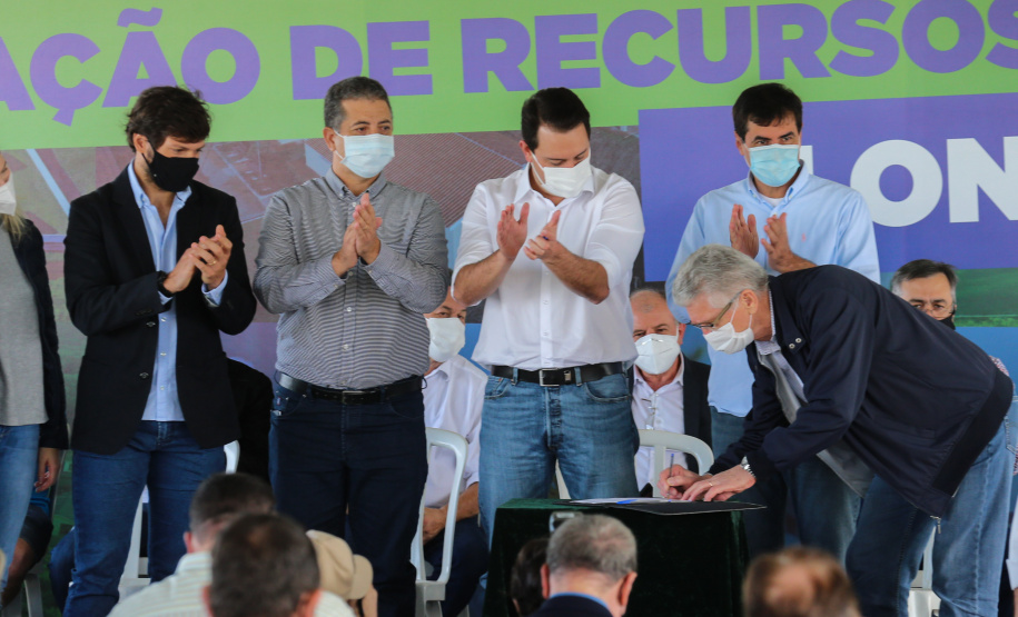 CILON O governador Carlos Massa Ratinho Junior libera novos recursos para Londrina nesta sexta-feira (14), além de visitar as obras de construção da Cidade Industrial, que conta com investimento do Estado. Entre as iniciativas está a construção de um Condomínio do Idoso no município, dentro do programa Viver Mais Paraná. 14/05/2021 - Foto: Geraldo Bubniak/AEN