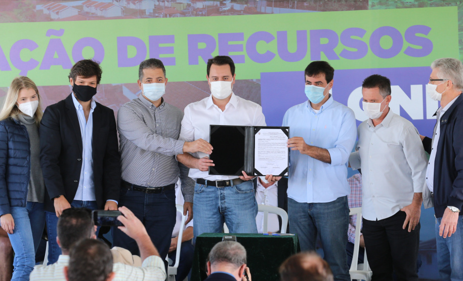 CILON O governador Carlos Massa Ratinho Junior libera novos recursos para Londrina nesta sexta-feira (14), além de visitar as obras de construção da Cidade Industrial, que conta com investimento do Estado. Entre as iniciativas está a construção de um Condomínio do Idoso no município, dentro do programa Viver Mais Paraná. 14/05/2021 - Foto: Geraldo Bubniak/AEN