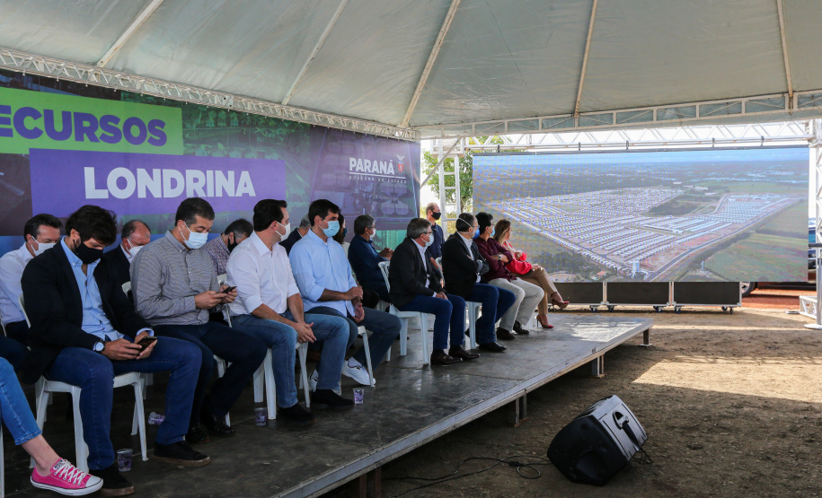 CILON O governador Carlos Massa Ratinho Junior libera novos recursos para Londrina nesta sexta-feira (14), além de visitar as obras de construção da Cidade Industrial, que conta com investimento do Estado. Entre as iniciativas está a construção de um Condomínio do Idoso no município, dentro do programa Viver Mais Paraná. 14/05/2021 - Foto: Geraldo Bubniak/AEN