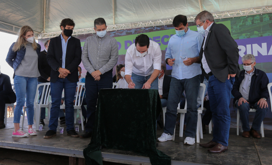 CILON O governador Carlos Massa Ratinho Junior libera novos recursos para Londrina nesta sexta-feira (14), além de visitar as obras de construção da Cidade Industrial, que conta com investimento do Estado. Entre as iniciativas está a construção de um Condomínio do Idoso no município, dentro do programa Viver Mais Paraná. 14/05/2021 - Foto: Geraldo Bubniak/AEN