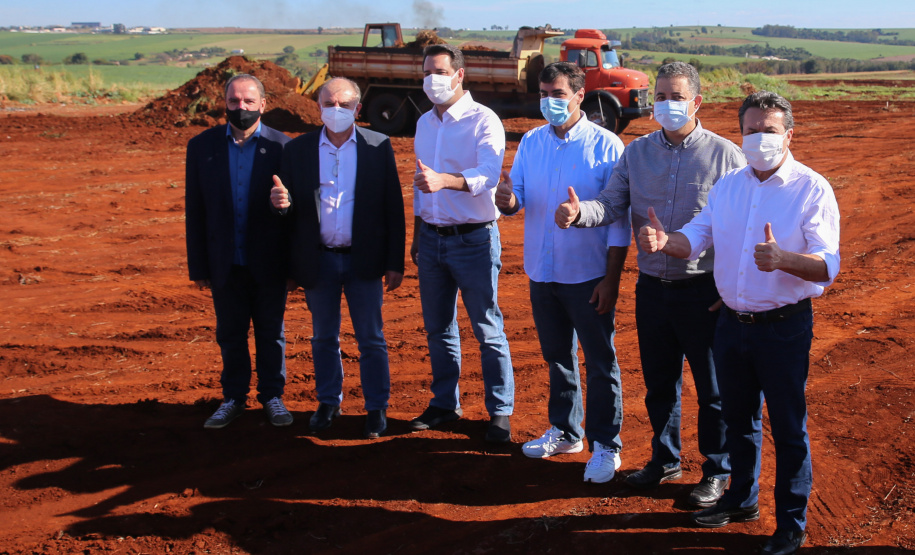 CILON O governador Carlos Massa Ratinho Junior libera novos recursos para Londrina nesta sexta-feira (14), além de visitar as obras de construção da Cidade Industrial, que conta com investimento do Estado. Entre as iniciativas está a construção de um Condomínio do Idoso no município, dentro do programa Viver Mais Paraná. 14/05/2021 - Foto: Geraldo Bubniak/AEN