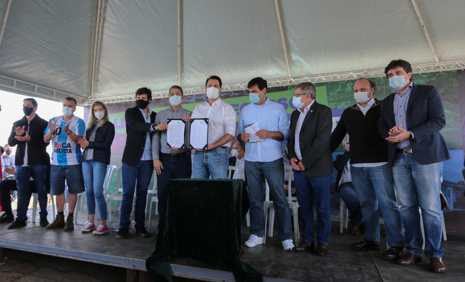 CILON O governador Carlos Massa Ratinho Junior libera novos recursos para Londrina nesta sexta-feira (14), além de visitar as obras de construção da Cidade Industrial, que conta com investimento do Estado. Entre as iniciativas está a construção de um Condomínio do Idoso no município, dentro do programa Viver Mais Paraná. 14/05/2021 - Foto: Geraldo Bubniak/AEN