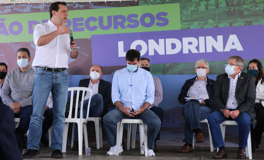 CILON O governador Carlos Massa Ratinho Junior libera novos recursos para Londrina nesta sexta-feira (14), além de visitar as obras de construção da Cidade Industrial, que conta com investimento do Estado. Entre as iniciativas está a construção de um Condomínio do Idoso no município, dentro do programa Viver Mais Paraná. 14/05/2021 - Foto: Geraldo Bubniak/AEN