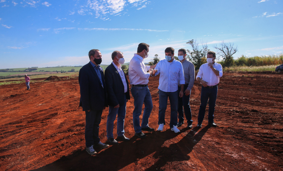 CILON O governador Carlos Massa Ratinho Junior libera novos recursos para Londrina nesta sexta-feira (14), além de visitar as obras de construção da Cidade Industrial, que conta com investimento do Estado. Entre as iniciativas está a construção de um Condomínio do Idoso no município, dentro do programa Viver Mais Paraná. 14/05/2021 - Foto: Geraldo Bubniak/AEN