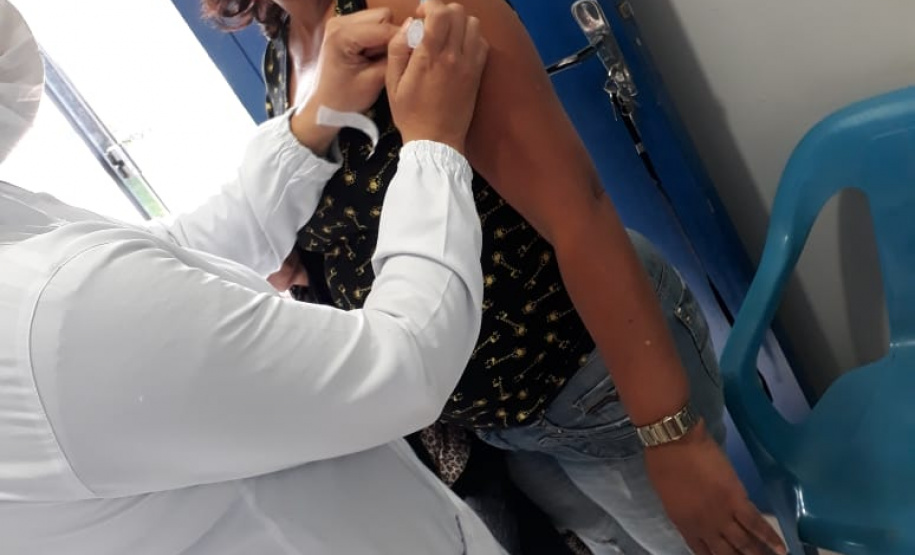 Vacinação de professores. Campo Mourão. Foto:SEED