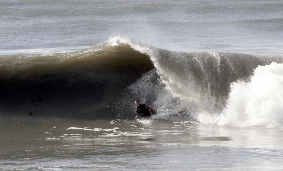 As mudanças propostas pelo Governo do Estado no projeto de recuperação a Orla de Matinhos vão ter interferência na prática do surf. Entre as intervenções, estão previstas estruturas de contenção para conter as cheias provocadas pela maré alta. -  Foto: Surfista local