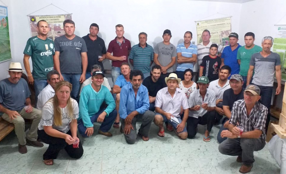 Projetos desenvolvidos pela Universidade Estadual do Centro-Oeste (Unicentro) e a Universidade Estadual de Londrina (UEL) vêm fortalecendo a atividade produtiva da Apicultura, a partir da capacitação técnica de produtores rurais. Com foco em boas práticas apícolas, as iniciativas contemplam a produção e o beneficiamento de mel e derivados, em conformidade com os padrões sanitários. - Foto: SETI