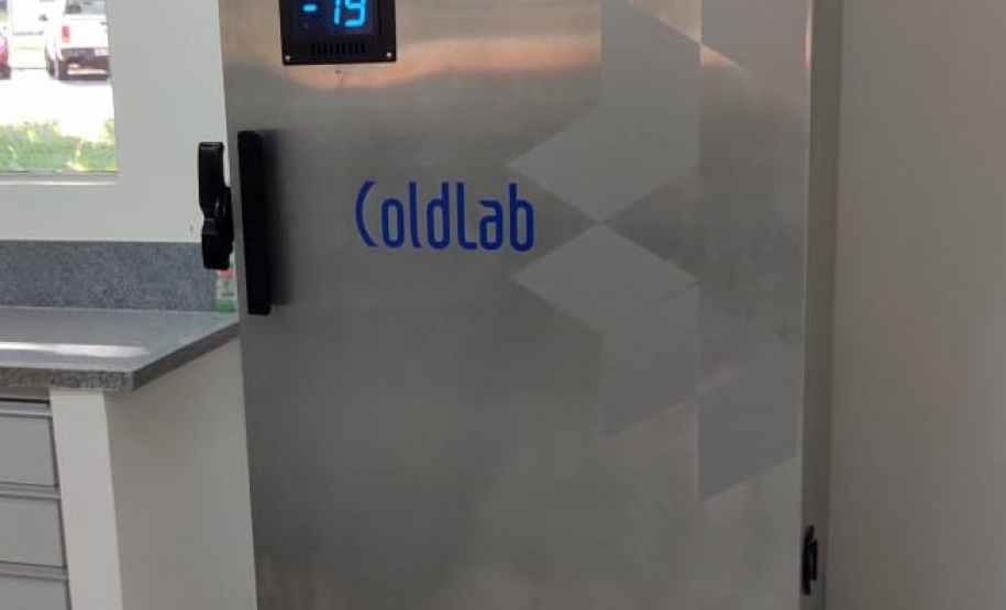 O IDR-Paraná (Instituto de Desenvolvimento Rural do Paraná-IAPAR-EMATER) manifestou interesse em contribuir com a campanha de vacinação contra a Covid-19 no Paraná. A direção do Instituto colocou à disposição da Secretaria Estadual da Saúde (Sesa) três ultrafreezers para o armazenamento de vacinas da Pfizer. Os equipamentos mantêm a temperatura de -80º C, necessária para a conservação da vacina. - Curitiba, 14/05/2021 - Foto: IDR