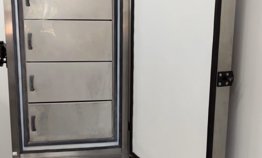 O IDR-Paraná (Instituto de Desenvolvimento Rural do Paraná-IAPAR-EMATER) manifestou interesse em contribuir com a campanha de vacinação contra a Covid-19 no Paraná. A direção do Instituto colocou à disposição da Secretaria Estadual da Saúde (Sesa) três ultrafreezers para o armazenamento de vacinas da Pfizer. Os equipamentos mantêm a temperatura de -80º C, necessária para a conservação da vacina. - Curitiba, 14/05/2021 - Foto: IDR