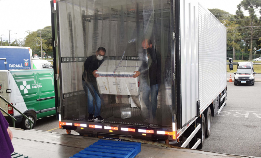 O Paraná recebeu mais 62 mil doses da vacina Coronavac, da parceria entre Sinovac e Instituto Butantan, nesta sexta-feira (14). As doses se referem a uma atualização na 19ª pauta de distribuição de vacinas contra a Covid-19 do Ministério da Saúde. Foto: Américo Antonio/SESA
