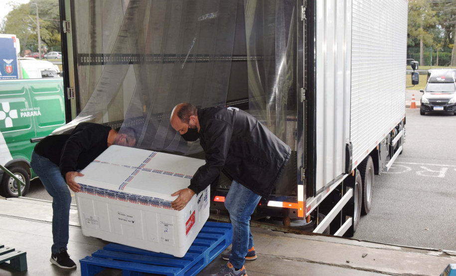 O Paraná recebeu mais 62 mil doses da vacina Coronavac, da parceria entre Sinovac e Instituto Butantan, nesta sexta-feira (14). As doses se referem a uma atualização na 19ª pauta de distribuição de vacinas contra a Covid-19 do Ministério da Saúde. Foto: Américo Antonio/SESA