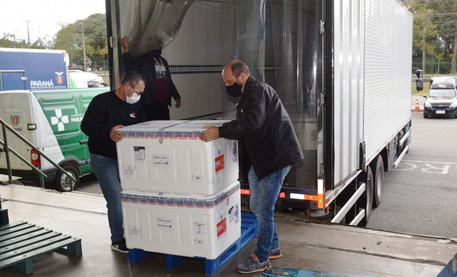 O Paraná recebeu mais 62 mil doses da vacina Coronavac, da parceria entre Sinovac e Instituto Butantan, nesta sexta-feira (14). As doses se referem a uma atualização na 19ª pauta de distribuição de vacinas contra a Covid-19 do Ministério da Saúde. Foto: Américo Antonio/SESA