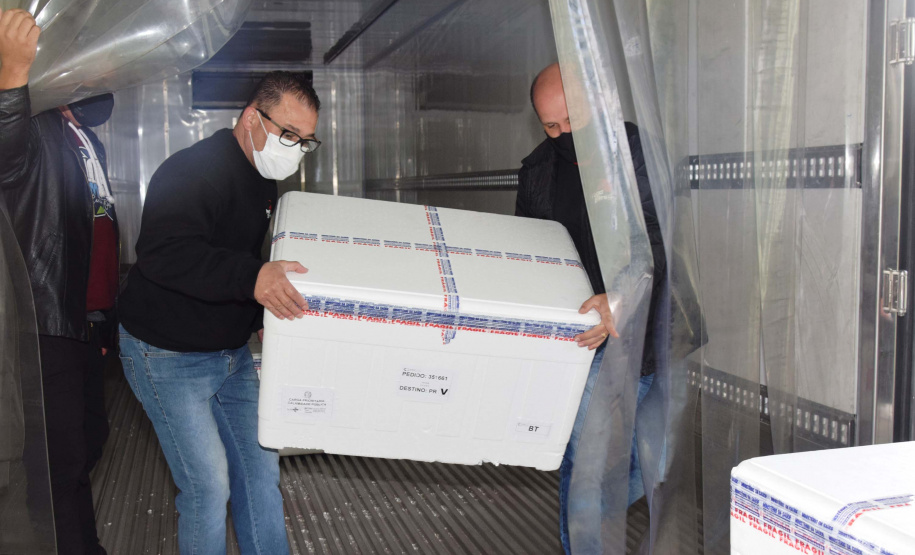 O Paraná recebeu mais 62 mil doses da vacina Coronavac, da parceria entre Sinovac e Instituto Butantan, nesta sexta-feira (14). As doses se referem a uma atualização na 19ª pauta de distribuição de vacinas contra a Covid-19 do Ministério da Saúde. Foto: Américo Antonio/SESA