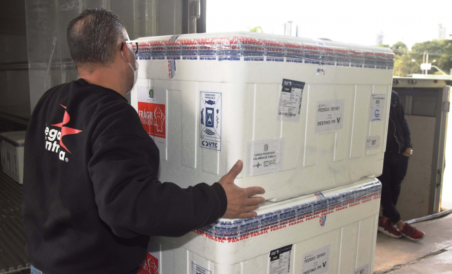 O Paraná recebeu mais 62 mil doses da vacina Coronavac, da parceria entre Sinovac e Instituto Butantan, nesta sexta-feira (14). As doses se referem a uma atualização na 19ª pauta de distribuição de vacinas contra a Covid-19 do Ministério da Saúde. Foto: Américo Antonio/SESA