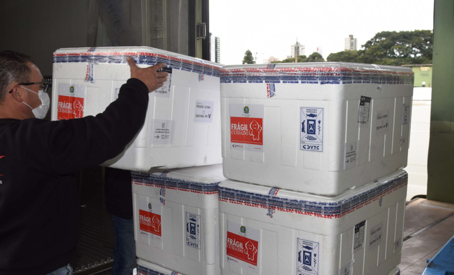 O Paraná recebeu mais 62 mil doses da vacina Coronavac, da parceria entre Sinovac e Instituto Butantan, nesta sexta-feira (14). As doses se referem a uma atualização na 19ª pauta de distribuição de vacinas contra a Covid-19 do Ministério da Saúde. Foto: Américo Antonio/SESA